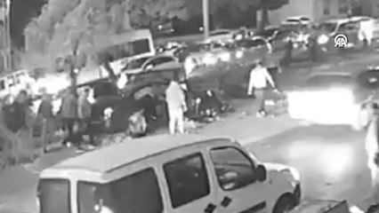 Kaza yapan araçtan hırsızlık kamerada