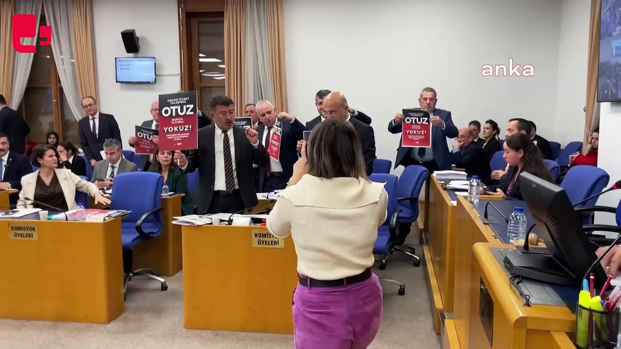 Çalışma Bakanlığı bütçesinde CHP'li milletvekillerinden asgari ücret protestosu