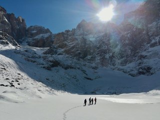 20 bin yıllık buzullardaki donmuş şelale ve göl manzarası