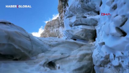 4 bin 135 rakımlı Cilo-Sat Dağları'nda donan göl ve şelale görüntülendi