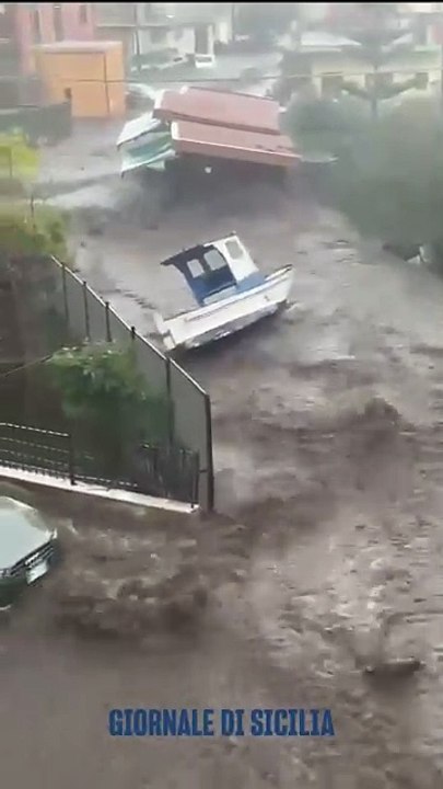 Macchine trascinate in mare a Riposto