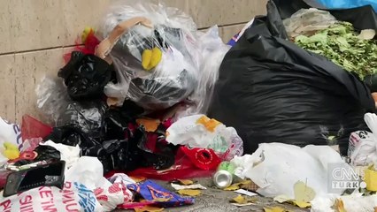 Maltepe'de sokaklar çöp yığını, işçiler grevde!