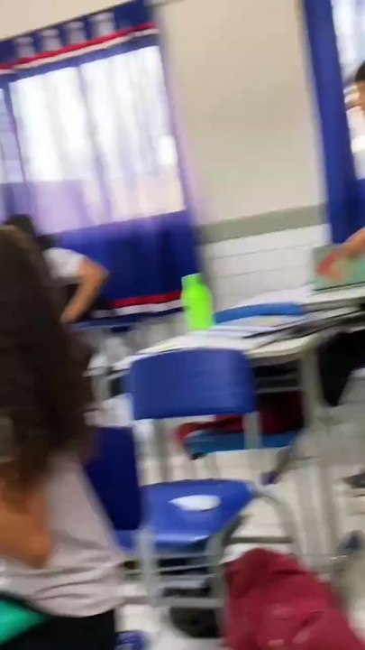 Estudiantes simulan pelear en clases para darle una sorpresa a su profesor 