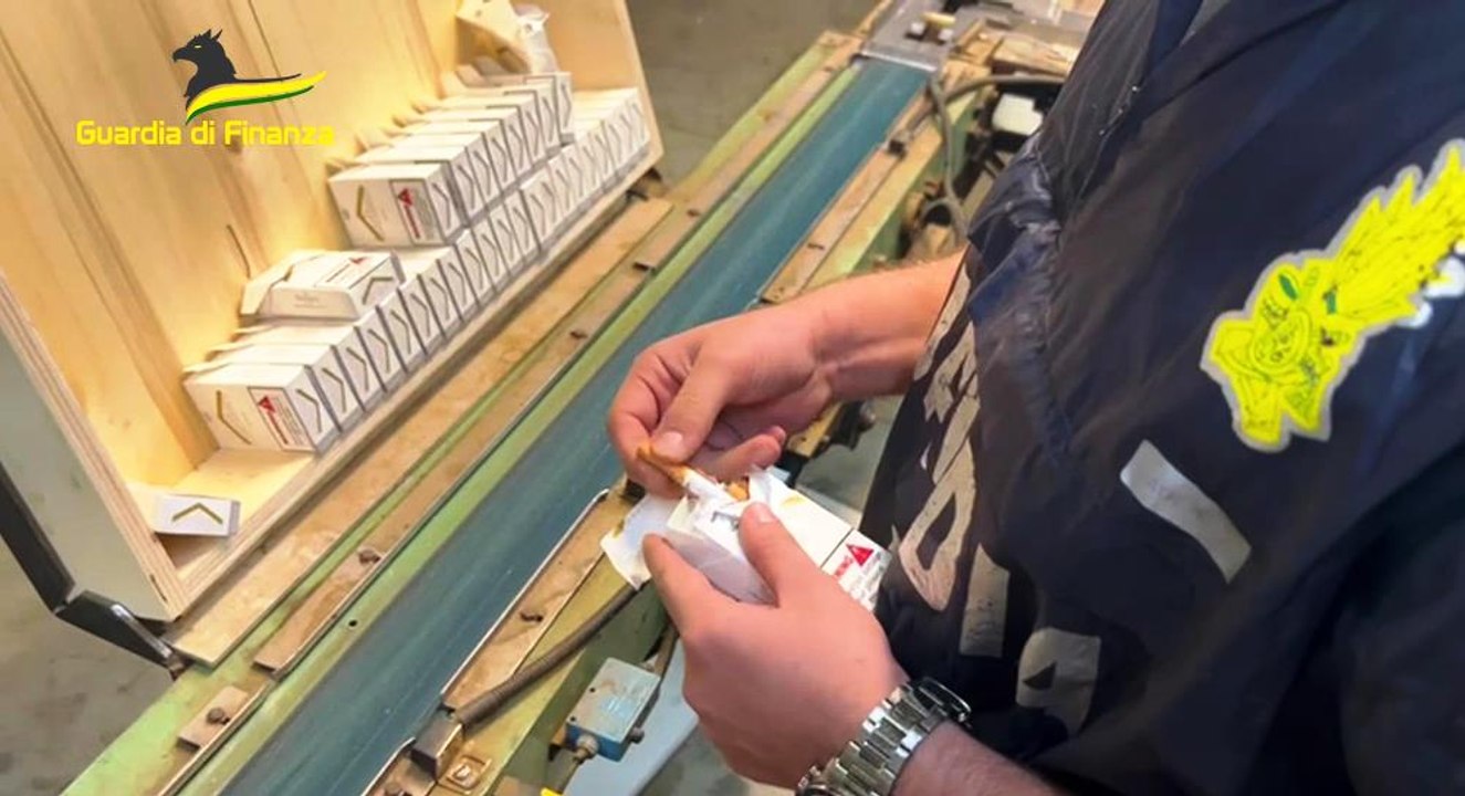 Contrabbando di sigarette, sequestrata fabbrica clandestina a Benevento (13.11.24)