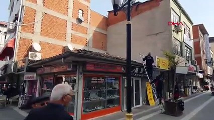 Akbaba çatıya indi, sokakta kalabalık birikti