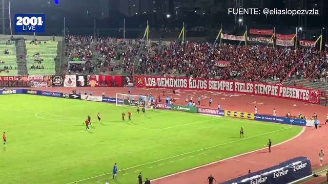 Hinchas del Caracas FC irrumpen en el campo en Caracas vs. Táchira