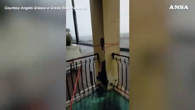 Maltempo, strade come fiumi nel Catanese: auto trascinate in mare