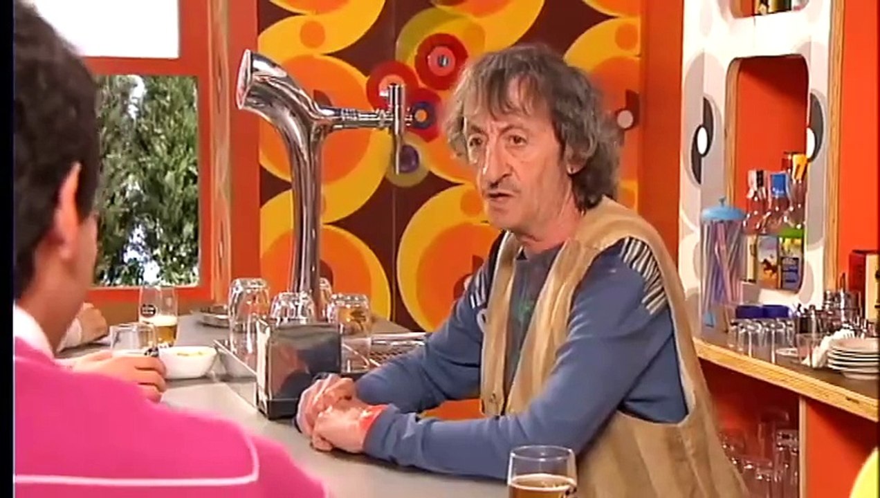 La que se avecina T6 - C4 Un cromo de Iniesta, unos payasos justicieros y un velatorio en el Bajo B