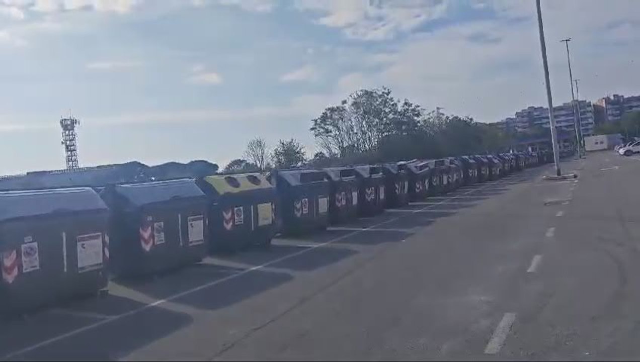 Cassonetti abbandonati a Roma, Santori: "E' un cimitero di ferro" - Video