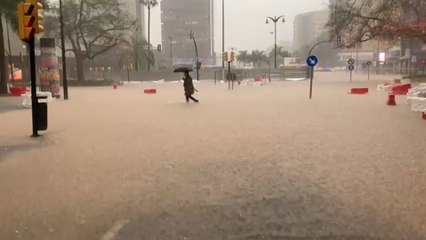 La lluvia inunda el centro de la ciudad de Málaga