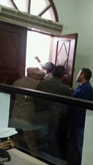 ​​​​​​​Micreros llegan al Concejo Municipal de Santa Cruz e intentan forzar ingreso; hay un gendarme herido