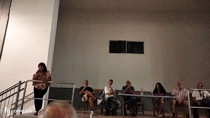 Carmen Tejera, presidenta del Rastro de Santa Cruz, se dirije a los comerciantes durante la asamblea