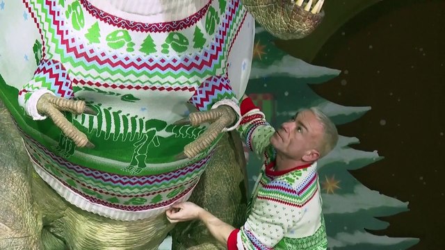 رونمایی از طرح جدید ژاکت کریسمس در لندن با حضور دایناسور تیرانوسوروس رکس در اندازه واقعی