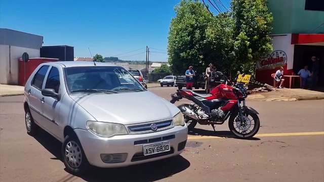 Motociclista fica ferido em acidente entre carro e moto na Rua Jacarezinho