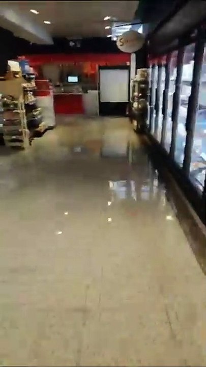 VIDEO: Las fuertes lluvias inundan El Corte Inglés de Málaga y destroza decenas de jamones