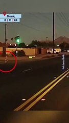 Una conductora grabó el momento en que una mujer salvó a un bebé que caminaba solo en Mesa, Arizona.