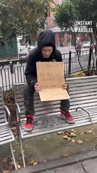Cet homme sans-abri tient une pancarte dans la rue puis reçoit le précieux soutien d’un passant