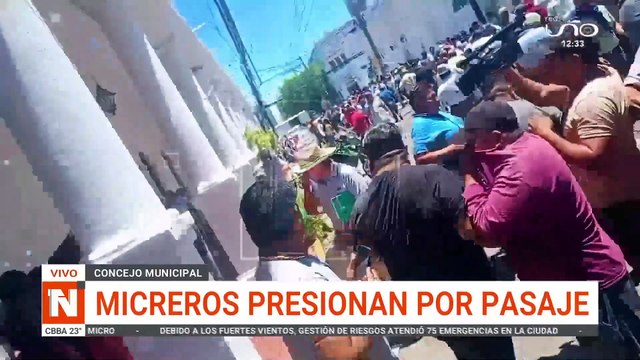 Micreros protestaron en el Concejo Municipal exigiendo aprobación de tarifa de Bs 3 en el pasaje