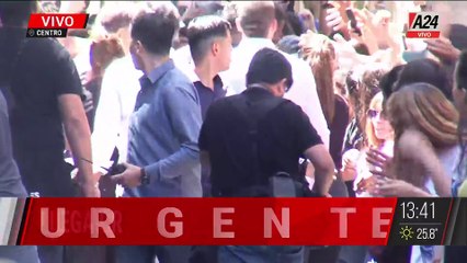 Cristina Fernández de Kirchner saluda a la militancia en un acto cargado de simbolismo