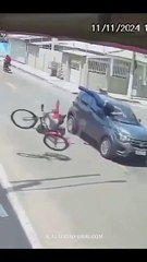 Video capta cuando vehículo atropella a dos niñas que iban en bicicleta