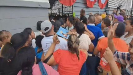 Aglomeración, gritos y desmayos durante entrega de Pase-U en Arraiján