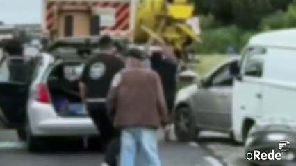 Vídeo mostra homem em fúria quebrando carros com machado