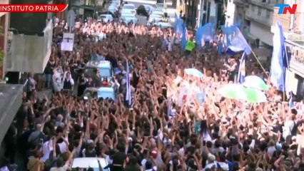 CFK salió al balcón del Instituto Patria