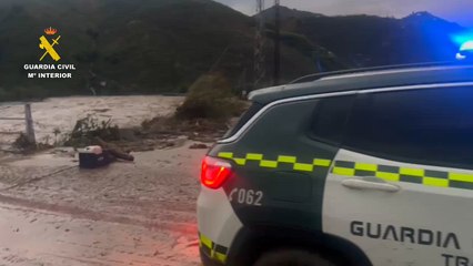 El río Benamargosa se ha desbordado y ha inundado la localidad que lleva su nombre.