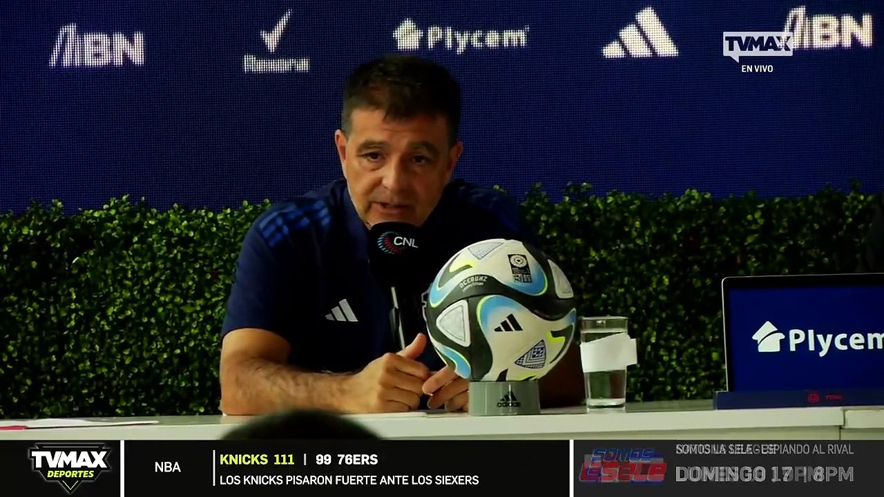 DT de Costa Rica, Claudio Vivas, y el jugador Francisco Calvo hablan antes de juego de ida contra Panamá