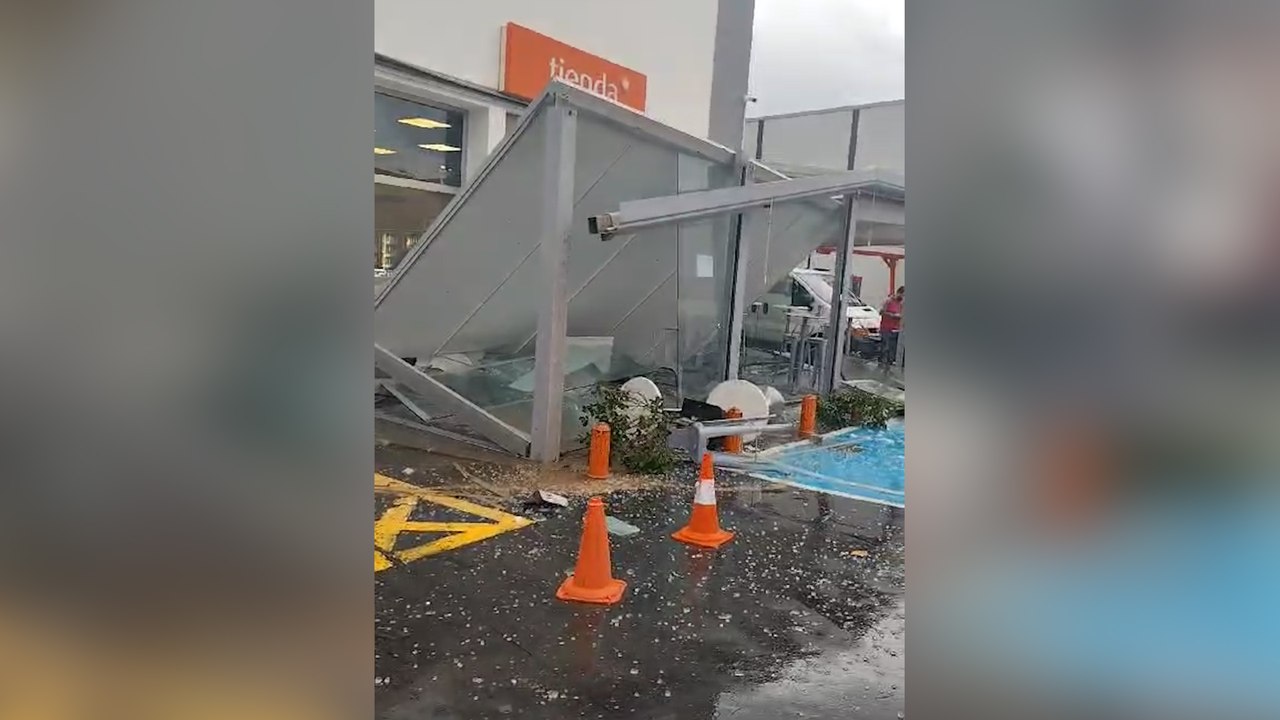 Así ha quedado una gasolinera de Mijas (Málaga) tras el paso de un tornado