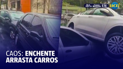 Enchente em BH arrasta carros na Av. Álvaro Camargos