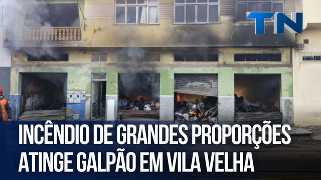 Incêndio de grandes proporções atinge galpão em Vila Velha