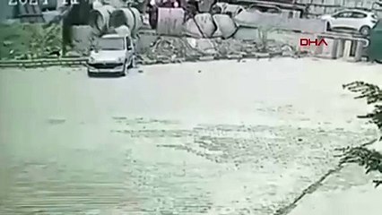 Bursa'da silindir beton su borusu park halindeki otomobile çarptı; o anlar kamerada