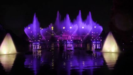 No Comment: Οι Βασιλικοί Βοτανικοί Κήποι στο Kew στολίστηκαν για τα Χριστούγεννα