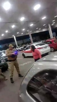 Vídeo mostra duas mulheres sendo agredidas por policiais em mercado em SC
