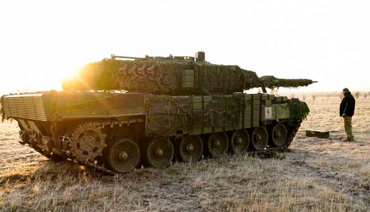 ビデオ：ドネツク地域でレオパルト2A4戦車と第33機械化旅団の砲兵隊がロシアの装甲車両の隊列を撃破