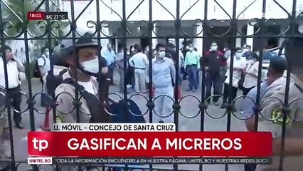 La Policía gasifica a micreros que tenían cercado el Concejo cruceño más de seis horas