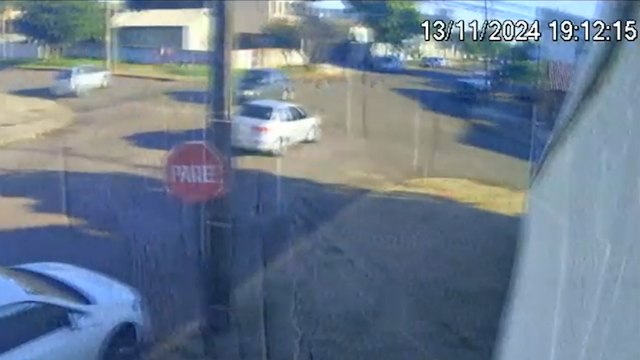 Imagem flagra acidente entre carros na Rua Pernambuco