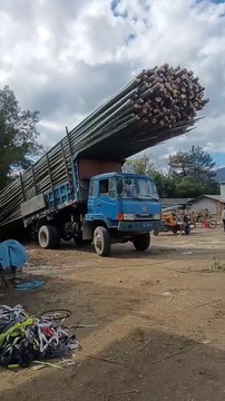 WeChat_2024111410The truck is loaded with bamboo and is starting to dump after being delivered to the factory. Unloading video, original sound material for truck unloadingトラックは竹を満載し、工場に運ばれた後、倒れ始めている。荷揚げ動画、トラック荷揚げ元音素材3755