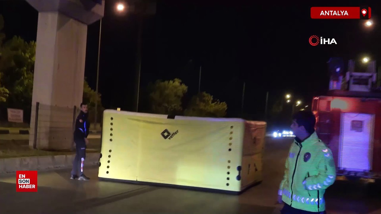 Antalya'da üstgeçide çıkan gence motokuryeden hayat kurtaran hamle