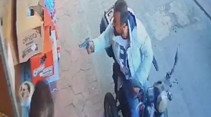 Beyoğlu’nda kendisiyle ilgilenmeyen market çalışanına silah çeken engelli tutuklandı