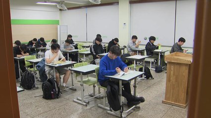 4교시 시험 종료...포근한 날씨 속 마중 행렬 / YTN