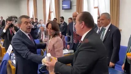 MEB'in bütçesinin görüşüldüğü komisyonda, CHP milletvekilleri Bakan Tekin'i protesto etti