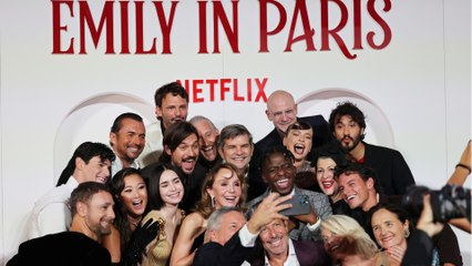 GALA VIDEO - “Tout le monde lui en veut” : l’équipe d’Emily in Paris sous tension, cette star de la série qui a agacé ses collègues