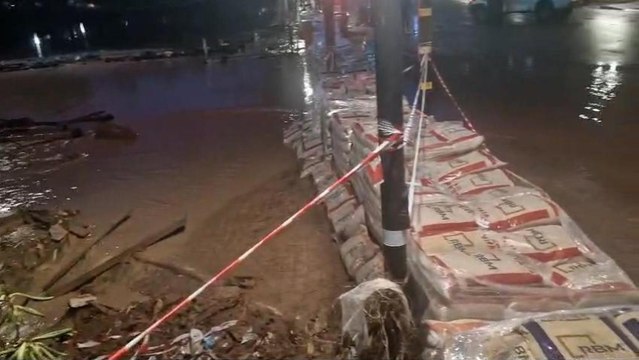 Vídeo | Las fuertes lluvias dejan inundaciones, riadas y hasta 'trincheras' en un nuevo episodio de gota fría
