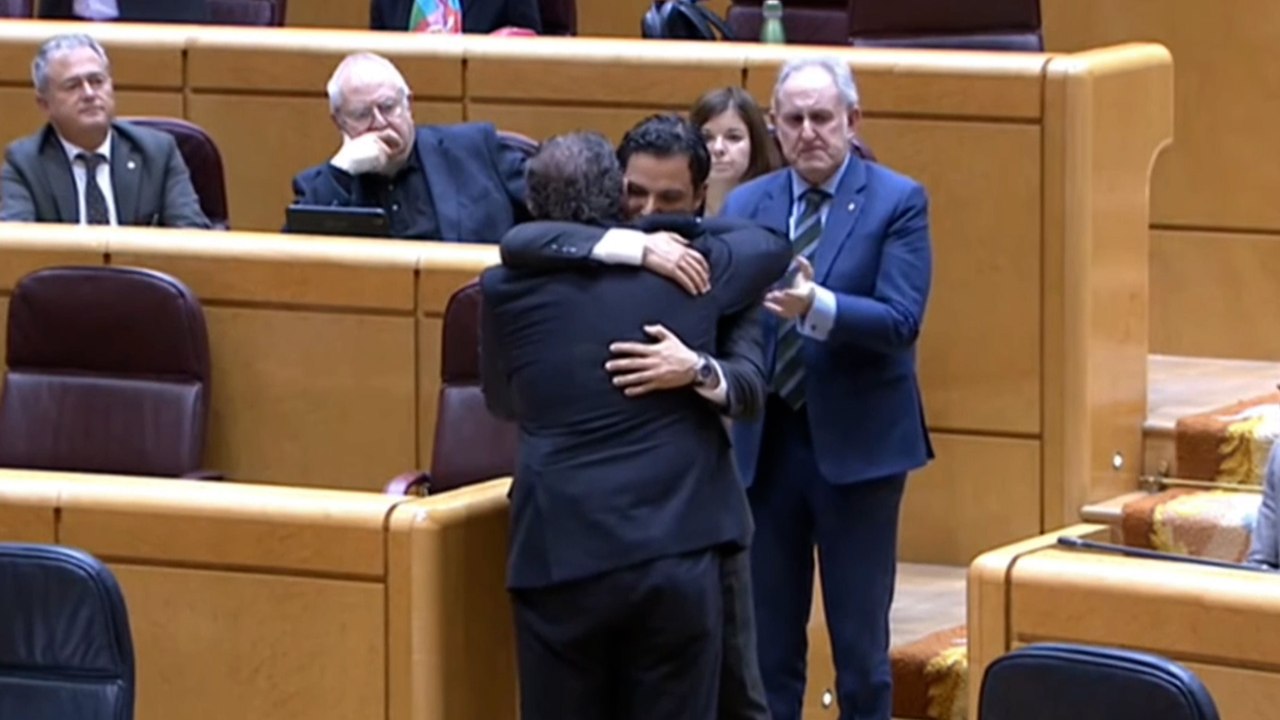 Abrazo emocionado entre un senador del Partido Popular y otro del PSOE