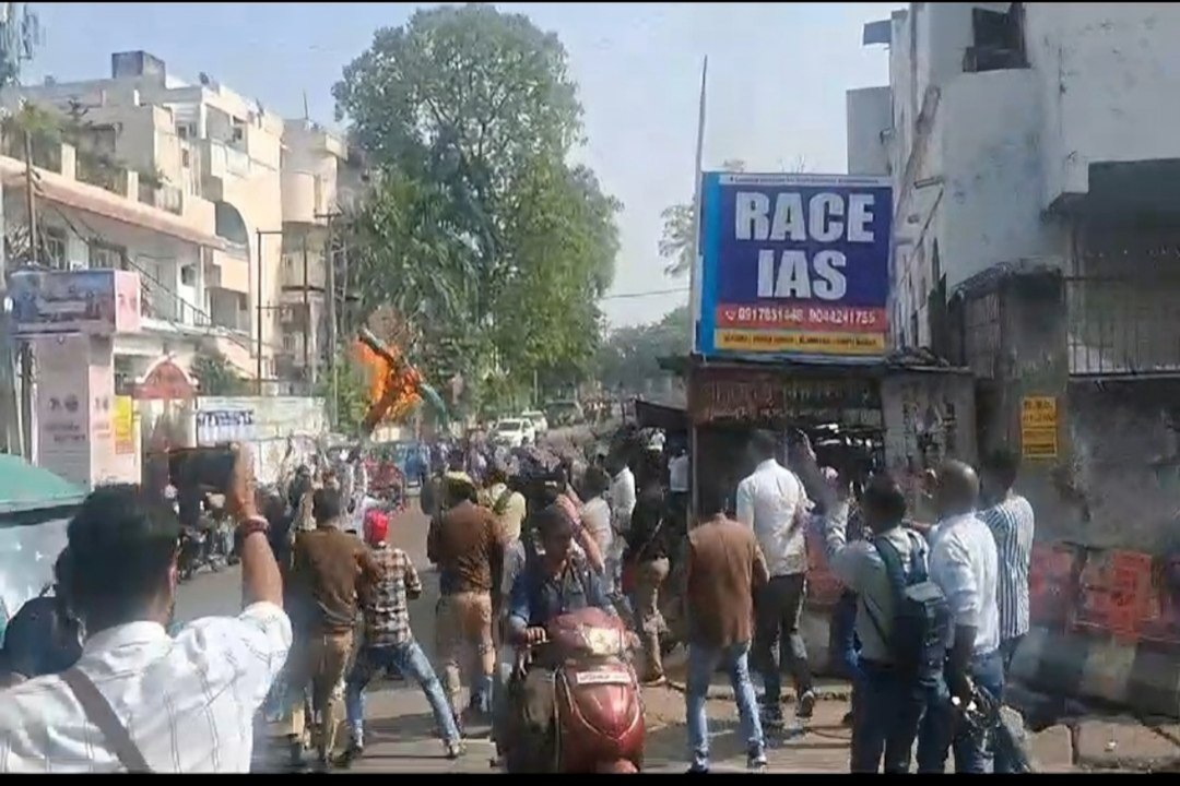 लखनऊ यूनिवर्सिटी में PCS-RO/ARO परीक्षा के मुद्दे पर समाजवादी पार्टी कार्यकर्ताओं का विरोध प्रदर्शन, सुरक्षा में भारी पुलिस बल तैनात
