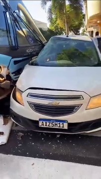 Carro cruza preferencial e é arrastado por ônibus em cruzamento de Umuarama