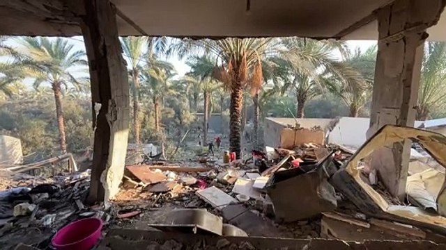 فلسطينيون يبحثون بين الركام في دير البلح