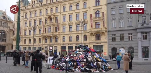 Aksi menumpuk sampah di Praha agar warga peduli limbah tekstil